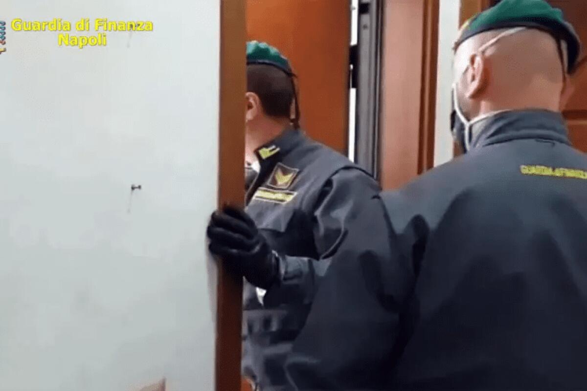 NASCONDEVA 8 MILIONI DI EURO IN CONTANTI IN UN CAVEAU NASCOSTO DIETRO UN’ARMADIO: MAXI SEQUESTRO A UN MEDICO IN PROVINCIA DI NAPOLI - 