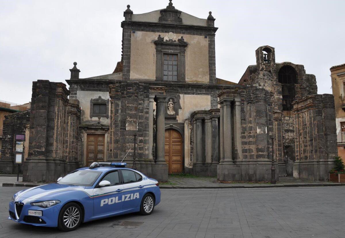 ADRANO. AFFIDATO AI SERVIZI SOCIALI, ANDAVA IN GIRO ARMATO DI COLTELLO - 