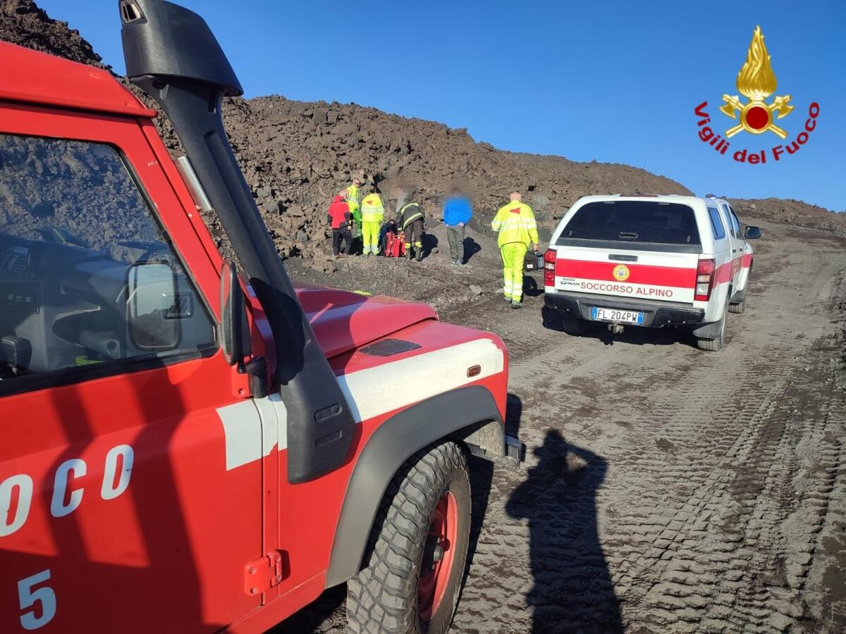 ETNA: GRUPPO DI PATERNÒ SALVATO DAL SOCCORSO ALPINO E DAI VIGILI DEL FUOCO, DUE FERITI - 