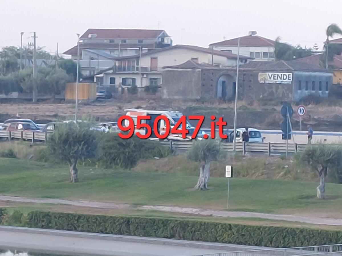 INCIDENTE SULLA SS121, SCONTRO TRA DUE AUTO, SOCCORSI SUL POSTO - 