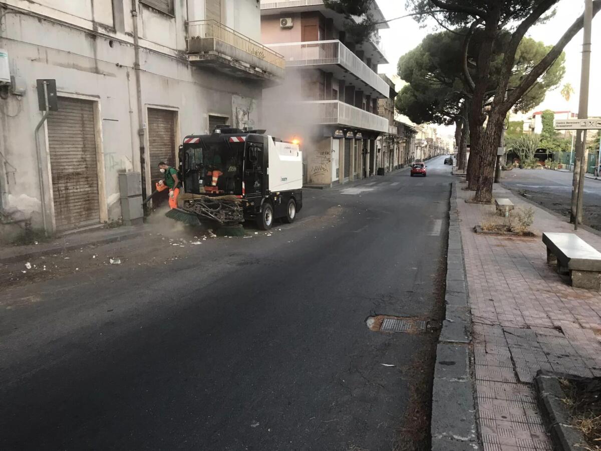 PATERNO’- RIPARTE MARTEDI E MERCOLEDÌ IL NUOVO SERVIZIO DI PULIZIA STRADALE MECCANICA. ATTENZIONE AI SEGNALI E DOVE POSTEGGIATE. - 