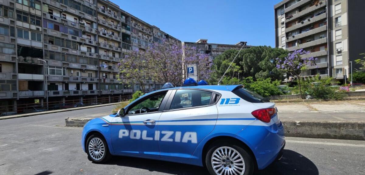 CATANIA. NON SI FERMANO ALL’ALT E VANNO A SBATTERE CONTRO L’AUTO DELLA POLIZIA, DENUNCIATI - 