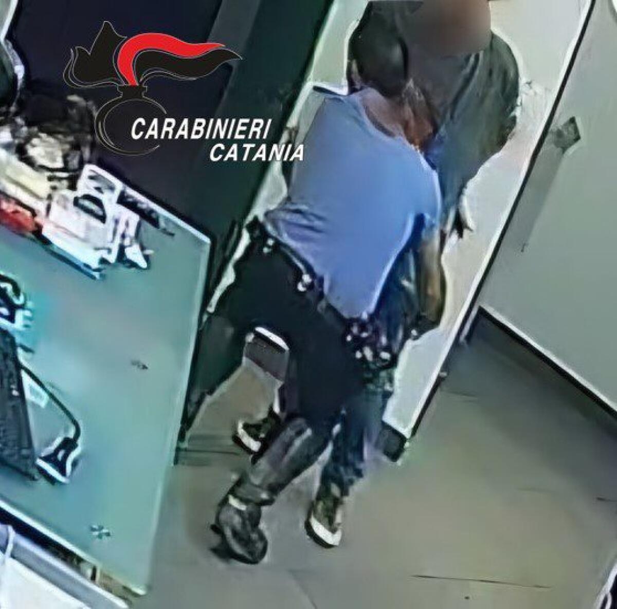 PATERNÒ: ASSALTA FARMACIA CON UN COLTELLO, FERMATO DA UN CLIENTE E DAI CARABINIERI - 