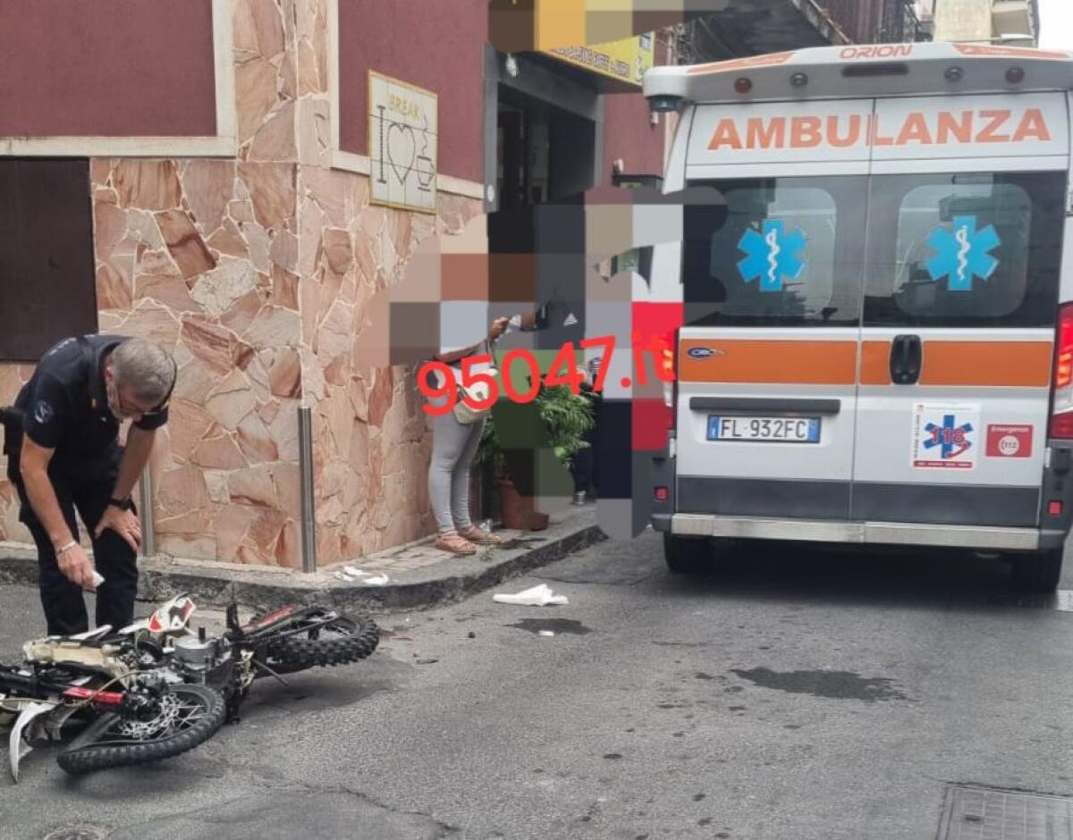 PATERNÒ.  SCONTRO TRA FIAT PANDA E CICLOMOTORE IN VIA MARCONI, FERITI DUE MINORENNI - 