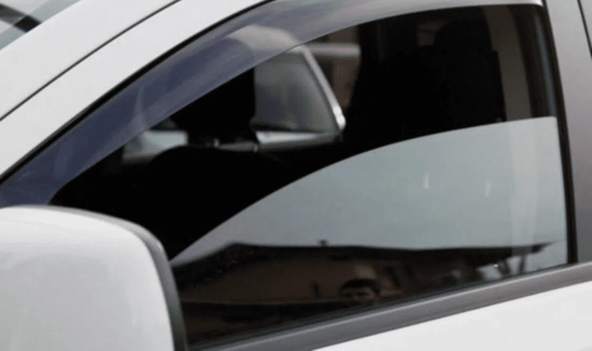 PATERNO'- APPROFITTA DI UN FINESTRINO APERTO E RUBA DUE CELLULARI MENTRE I PROPRIETARI CARICANO LE VALIGIE - 