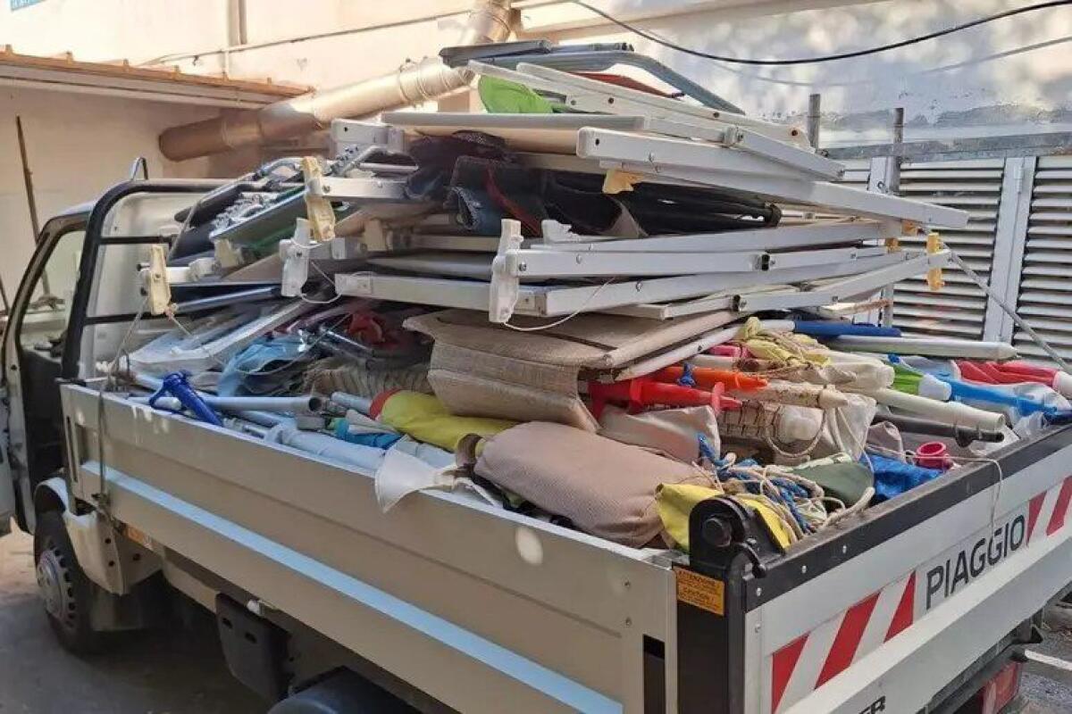 LETOJANNI, SEQUESTRATI CENTINAIA DI  SEDIE A SDRAIO E OMBRELLONI SULLA SPIAGGIA - 