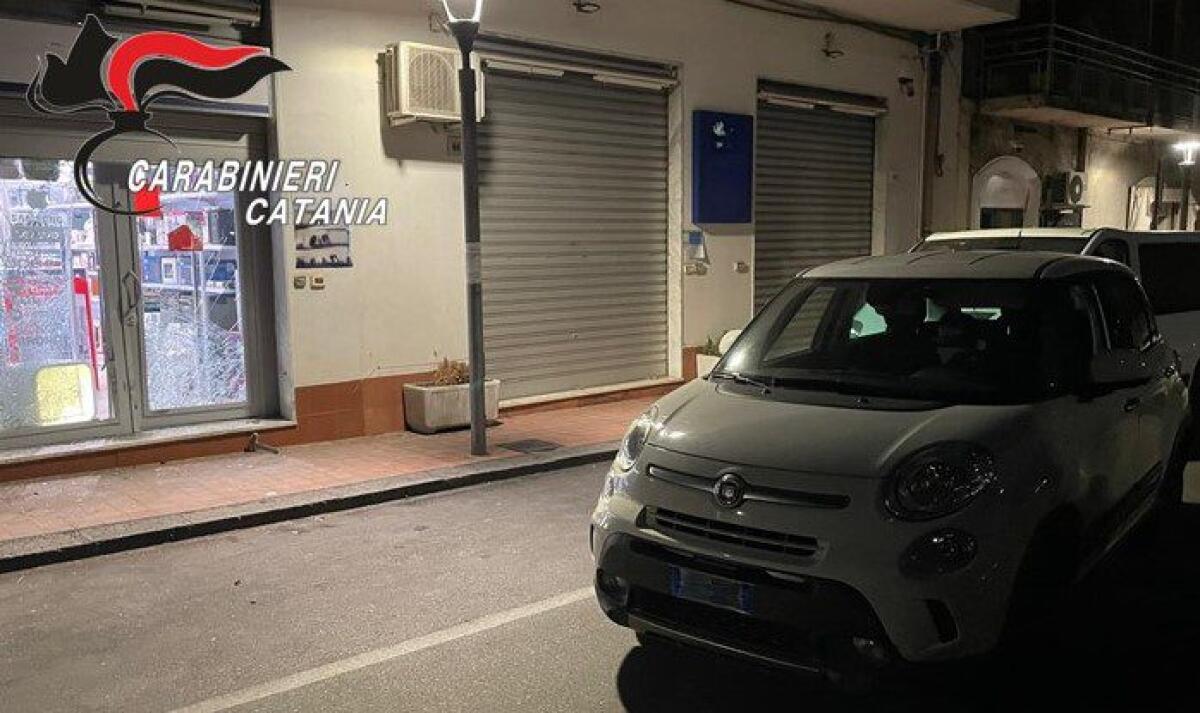 SVENTATO FURTO CON SPACCATA A TRECASTAGNI: NEL MIRINO UN NEGOZIO DI ELETTRONICA, LADRI IN FUGA - 