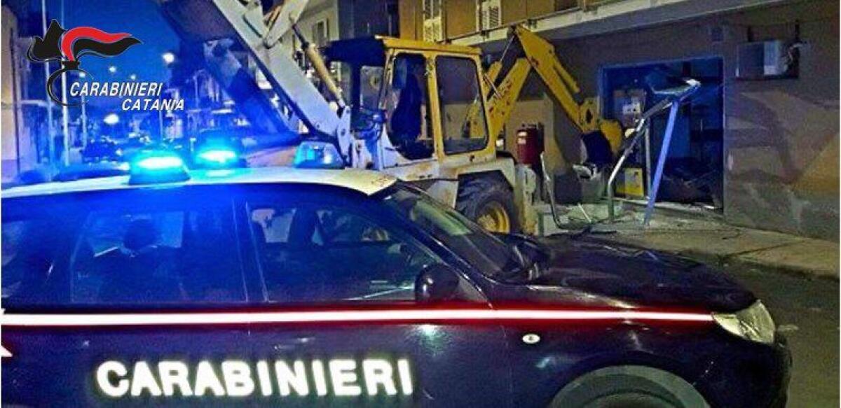 ESTORSIONE A IMPRENDITORE PER LA RESTITUZIONE DI ESCAVATORE E TRINCIA: TRE FERMI A PATERNÒ - 