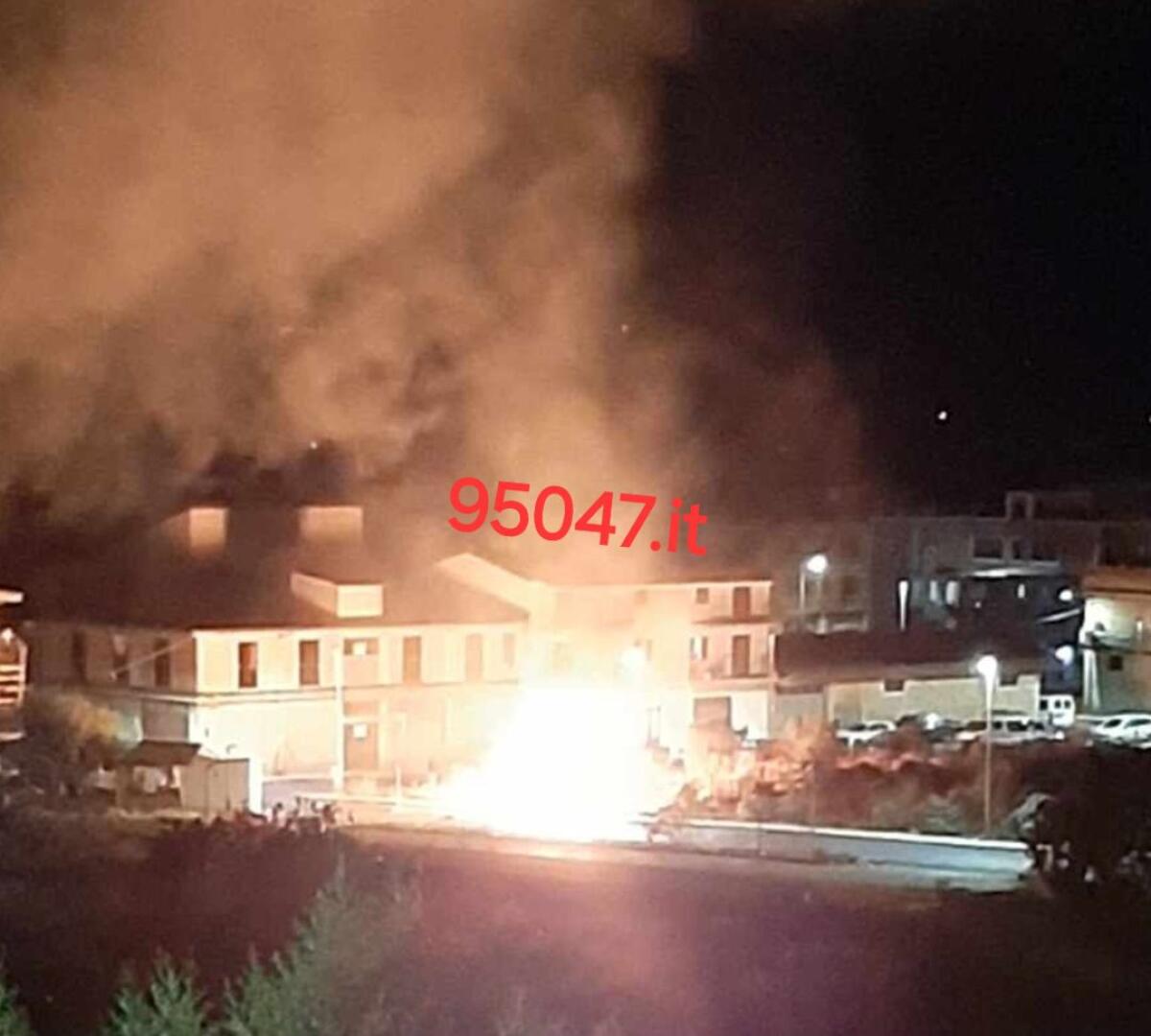 INCENDIO A PATERNÒ, PROBABILMENTE CAUSATO DA FUOCHI D'ARTIFICIO: INTERVENTO DEI VIGILI DEL FUOCO PER DOMARE LE FIAMME - 