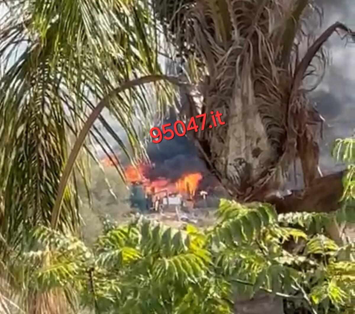 PATERNO'. FUMO NERO SU "CIAPPE BIANCHE": INCENDIO TRA I RIFIUTI NEL VILLAGGIO DI BARACCHE - 