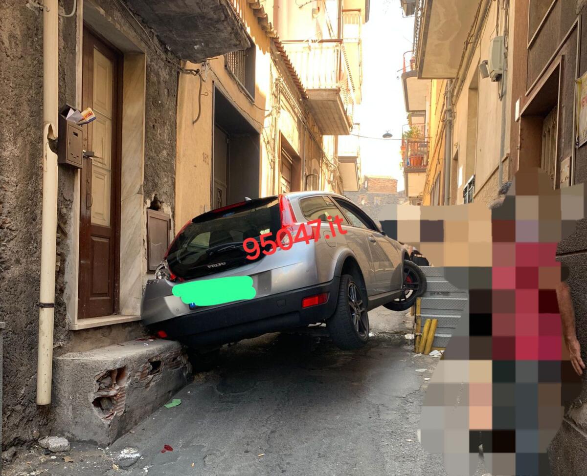 PATERNÒ PAURA IN VIA DUCA DEGLI ABRUZZI: AUTO SI INCASTRA SUI GRADINI, I RESIDENTI CHIEDONO INTERVENTI URGENTI - 
