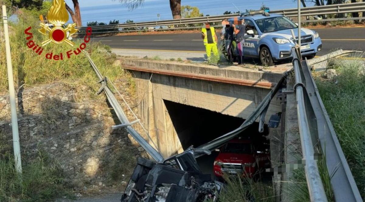A18: AUTO VOLA GIÙ DAL VIADOTTO, MIRACOLOSAMENTE SALVI I DUE OCCUPANTI - 