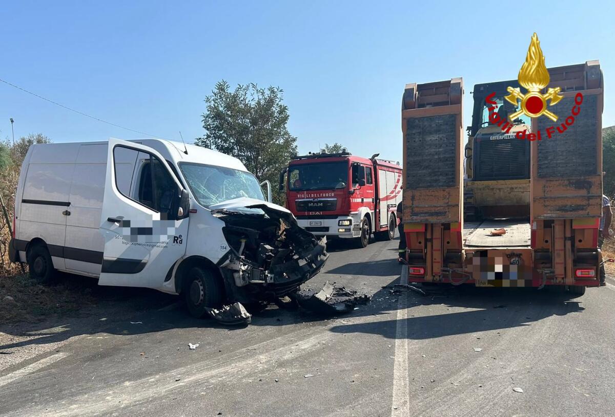 SCONTRO TRA FURGONE E AUTOCARRO CON ESCAVATORE SULLA SS285 A PALAGONIA, CONDUCENTE IN CODICE ROSSO - 