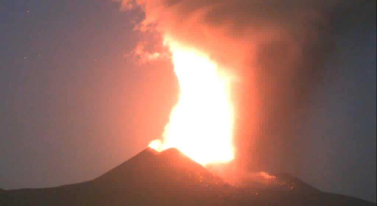 ETNA, CRATERE VORAGINE: FORTE INTENSIFICAZIONE DELL'ATTIVITÀ STROMBOLIANA E NUBE VULCANICA DIRETTA A EST-SUD-EST - 