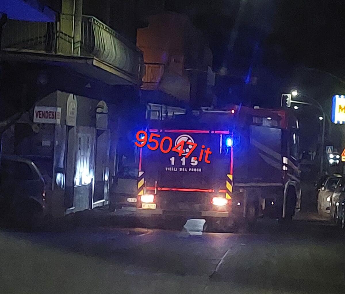 INCENDIO QUESTA NOTTE IN VIA GORIZIA A PATERNÒ: PAURA MA NESSUN FERITO - 