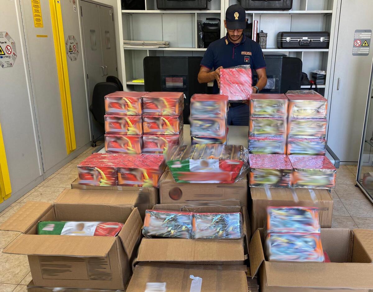 CATANIA, TRECENTO CHILI DI FUOCHI D’ARTIFICIO SPEDITI CON ALCUNI PACCHI NORMALI: LA POLIZIA A CACCIA DI CHI HA SPEDITO E DEL DESTINATARIO - 