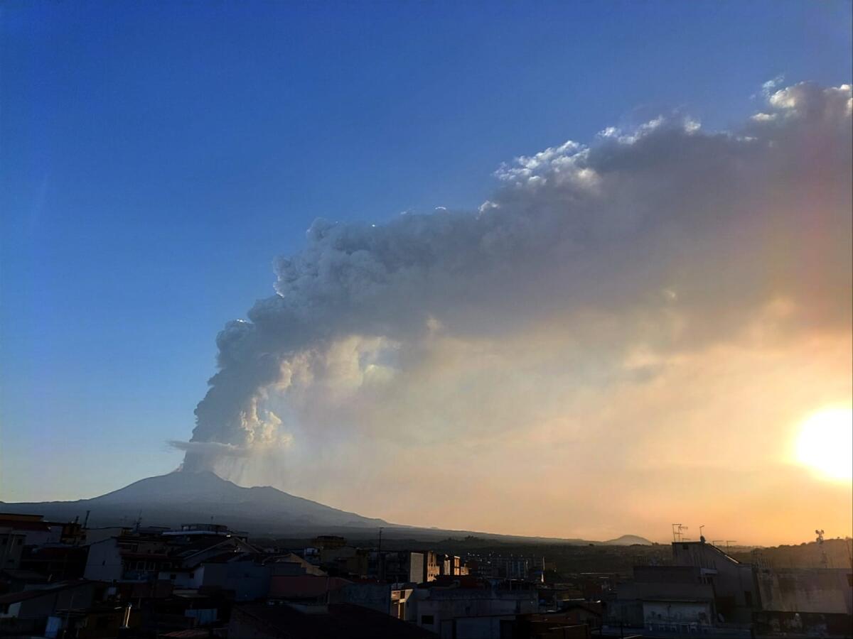 CONCLUSA LA FASE PAROSSISTICA DELL'ETNA: TREMORE VULCANICO SU LIVELLI MEDI, GRAVI DISAGI PER LA CENERE - 
