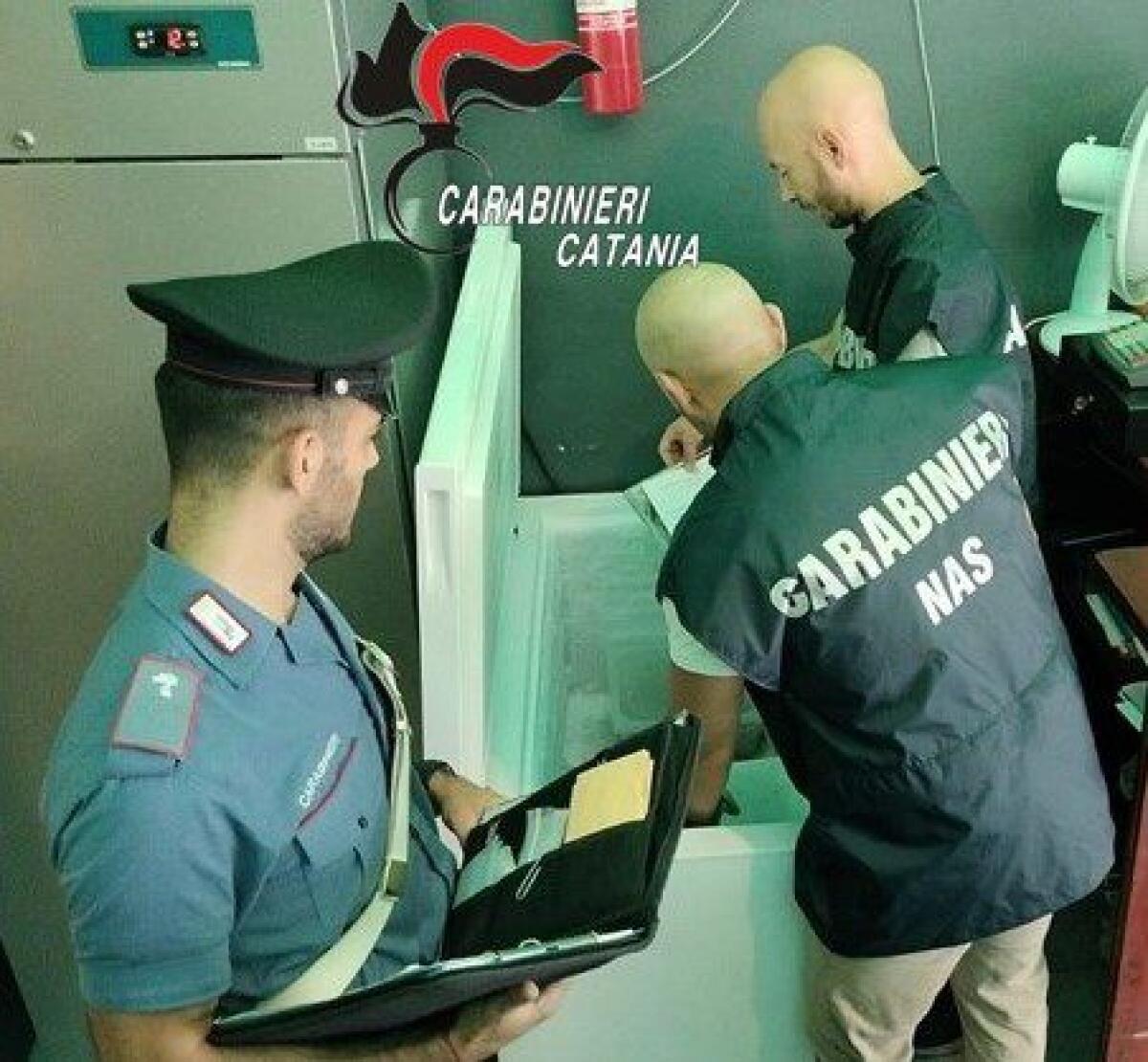 ACI CASTELLO, PIZZERIA DA INCUBO: RIFIUTI ACCANTO A BEVANDE, BLATTE E MUFFE - 