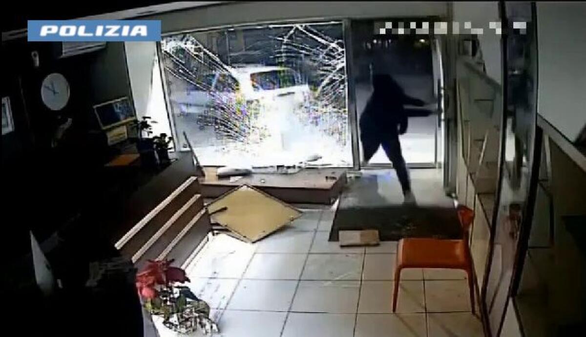 BIANCAVILLA, VIOLA I DOMICILIARI PER ANDARE A MINACCIARE L’EX MOGLIE: ARRESTATO - 