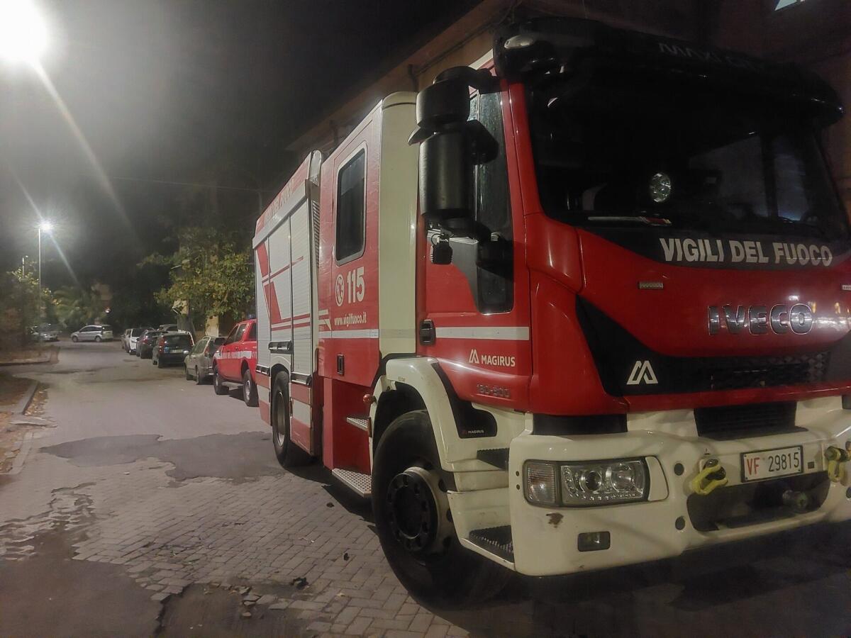 INTERVENTO DI SOCCORSO A PATERNÒ: VIGILI DEL FUOCO E SANITARI COLLABORANO PER TRASPORTARE IN OSPEDALE UNA PERSONA SOVRAPPESO - 