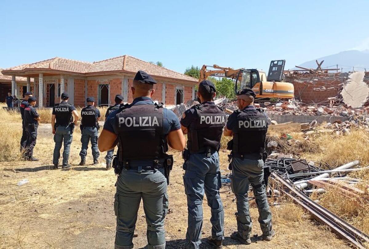 ADRANO. DEMOLITI SEI IMMOBILI ABUSIVI COSTRUITI SU UN’AREA DESTINATA AL VERDE AGRICOLO - 