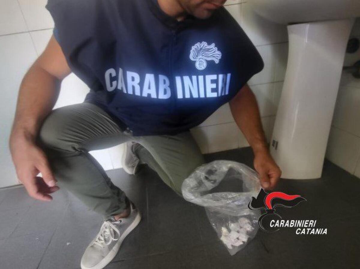 CATANIA, CONSEGNANO LA DROGA IN SELLA AL MOTORINO ELETTRICO: ARRESTATA UNA COPPIA DI CONIUGI - 