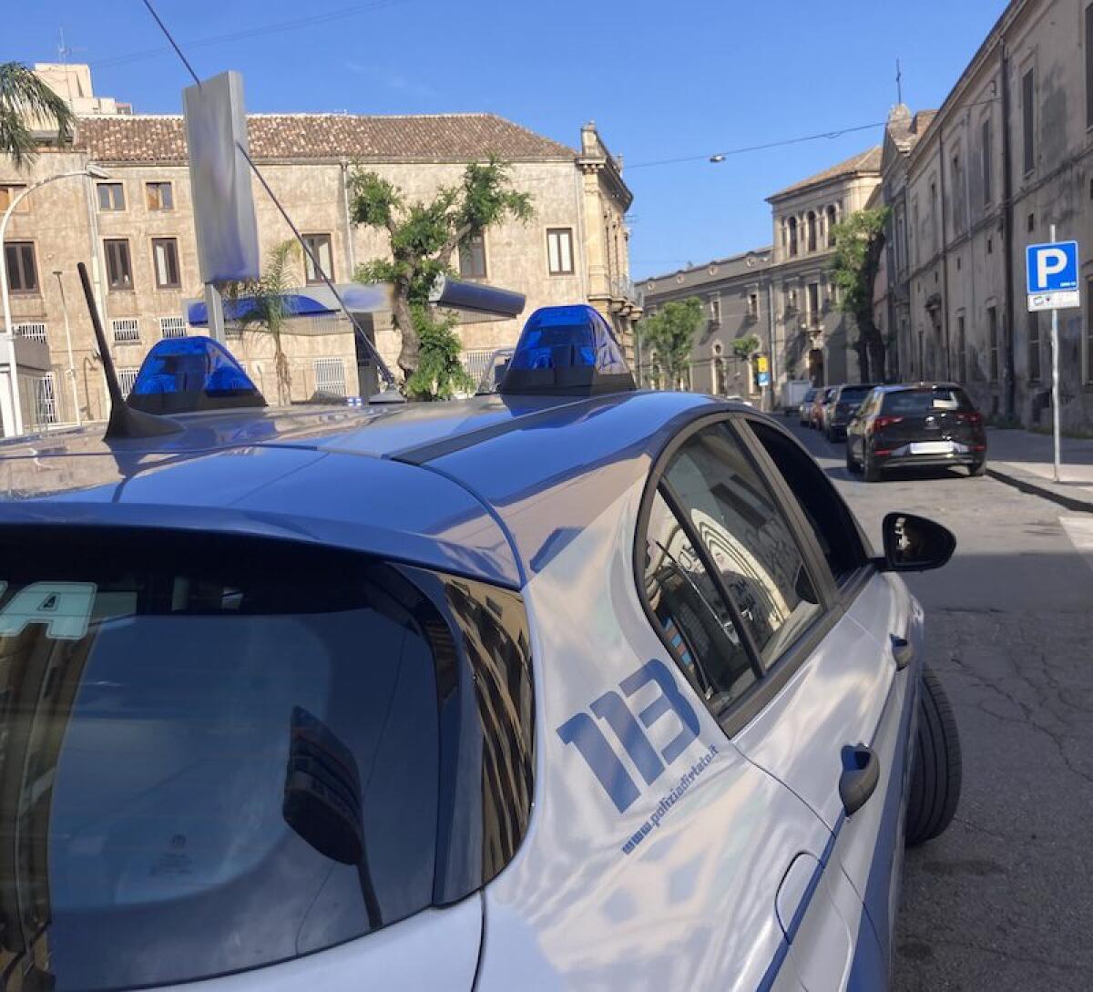 Catania, in sella a una moto rubata scappa dagli agenti: minorenne denunciato - 