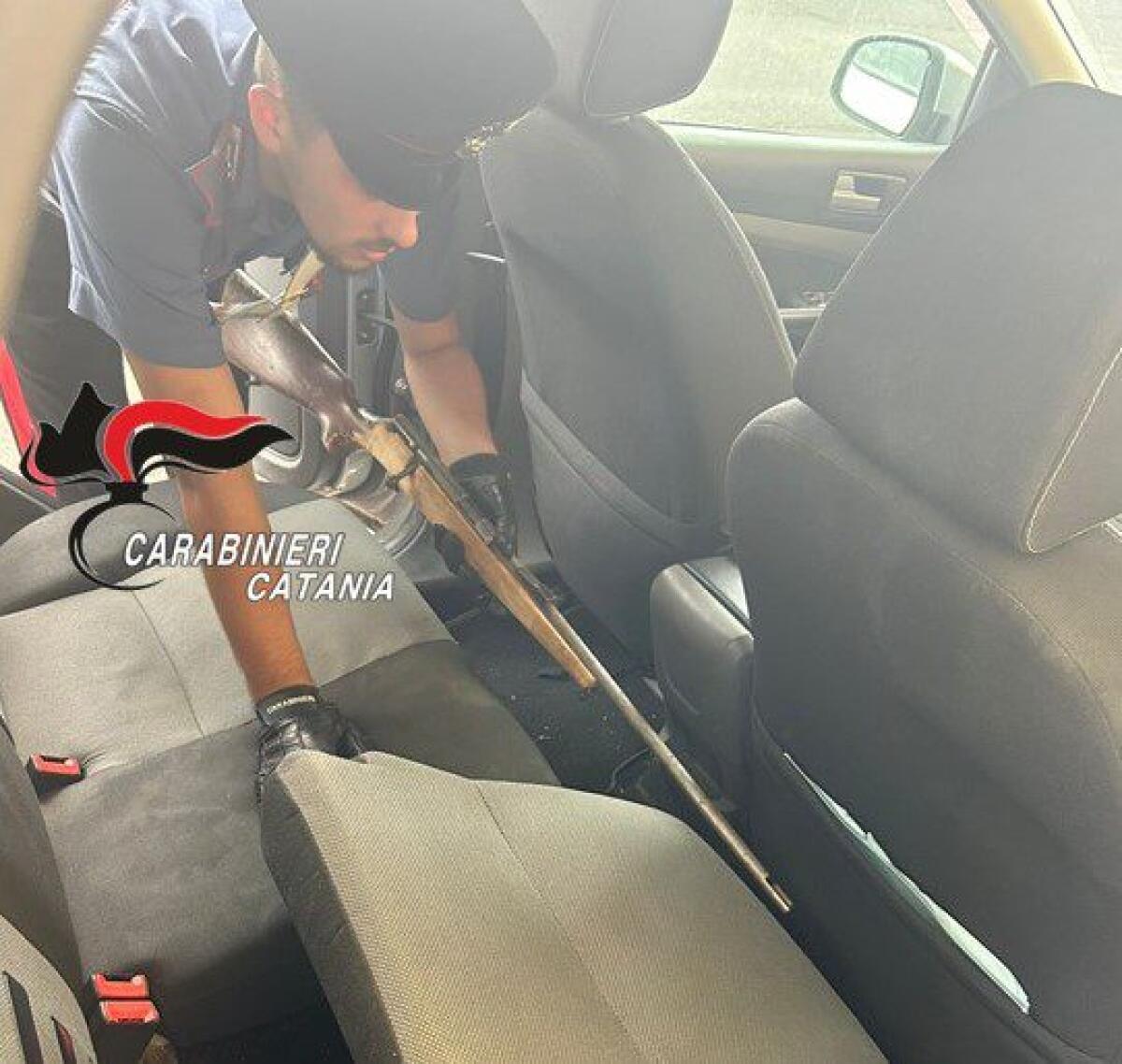 ADRANO. SPARA COLPI DI PISTOLA PER INTIMORIRE, NELLA SUA AUTO UNA CARABINA E ARMI BIANCHE: ARRESTATO - 