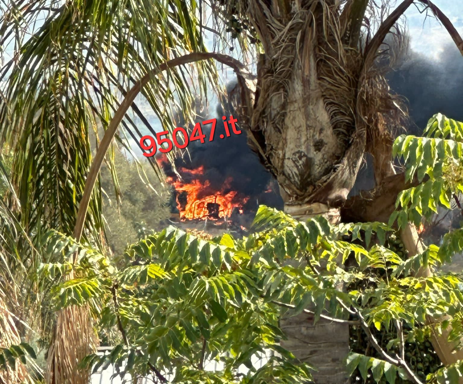 PATERNO'. FUMO NERO SU "CIAPPE BIANCHE": INCENDIO TRA I RIFIUTI NEL VILLAGGIO DI BARACCHE