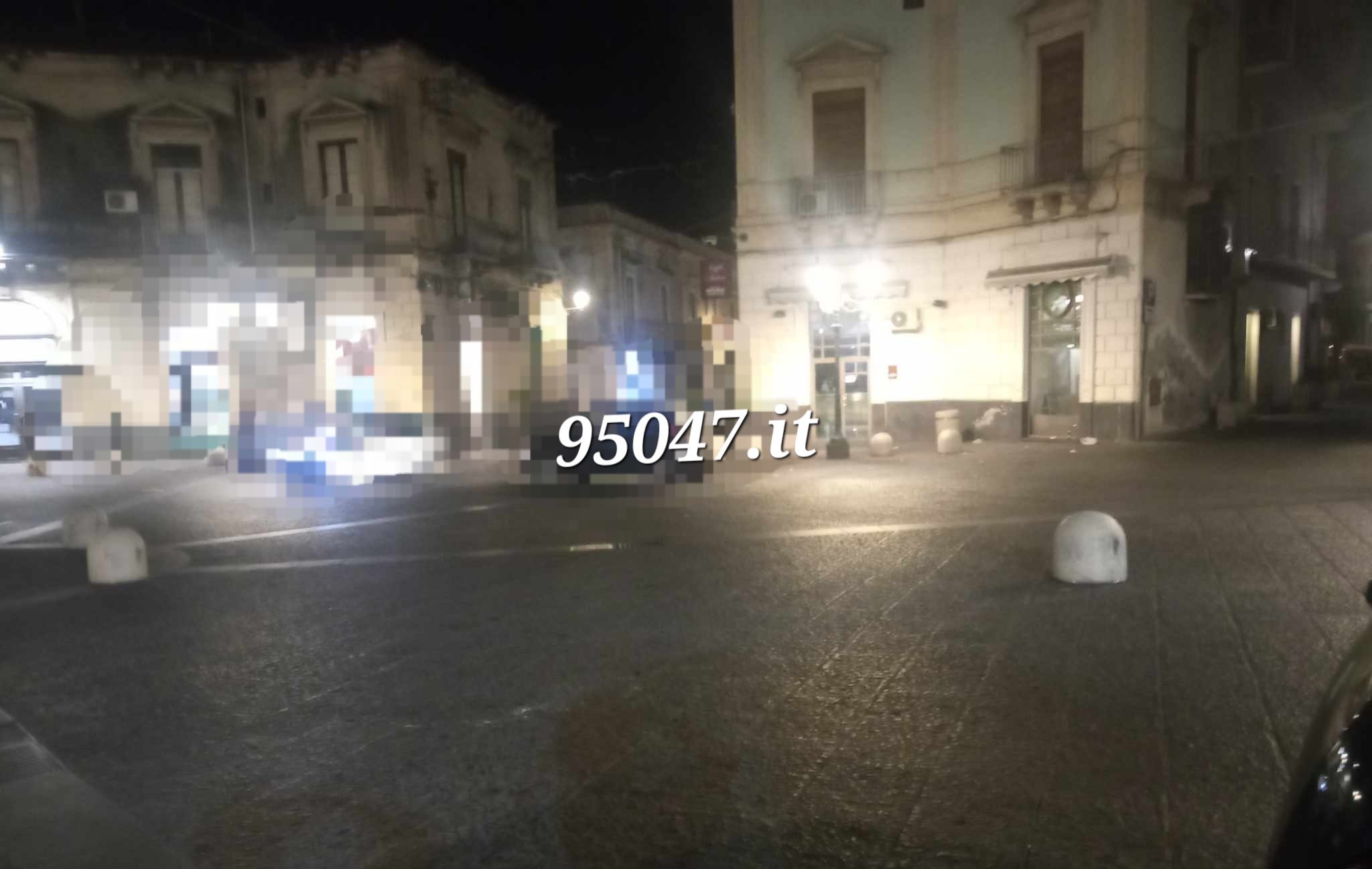 PATERNÒ. VANDALISMO NOTTURNO AI "4 CANTI": PANETTONE DI CEMENTO IN MEZZO ALLA STRADA
