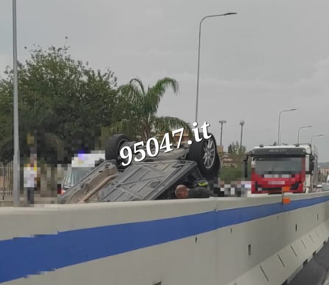 GRAVE INCIDENTE SULLA SS 121. SCONTRO TRA DUE AUTO, UNA SI RIBALTA. FERITI E LUNGHE CODE