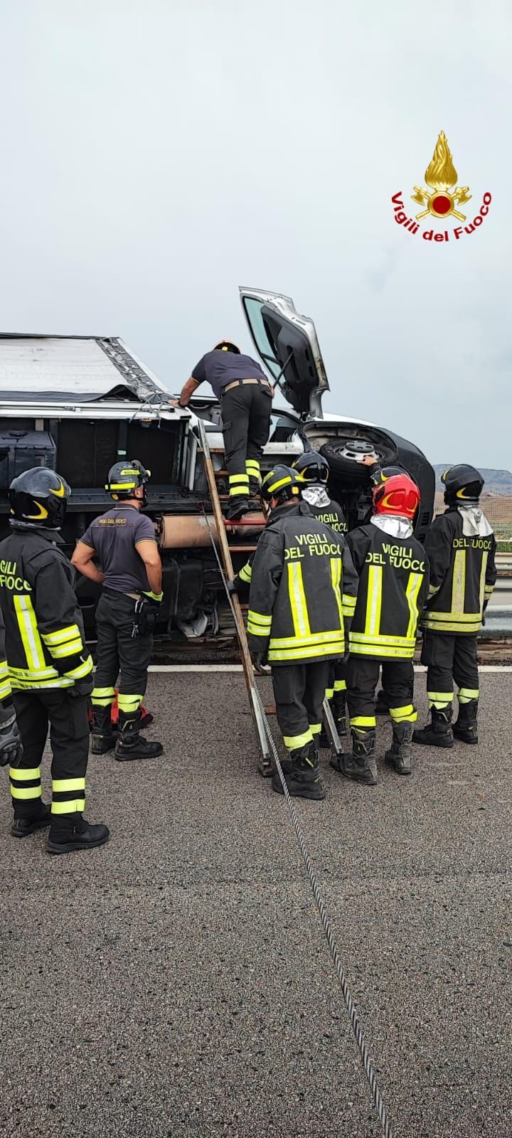 CAMION SI RIBALTA E RESTA IN BILICO SU CAVALCAVIA SU A19, ILLESO IL CONDUCENTE
