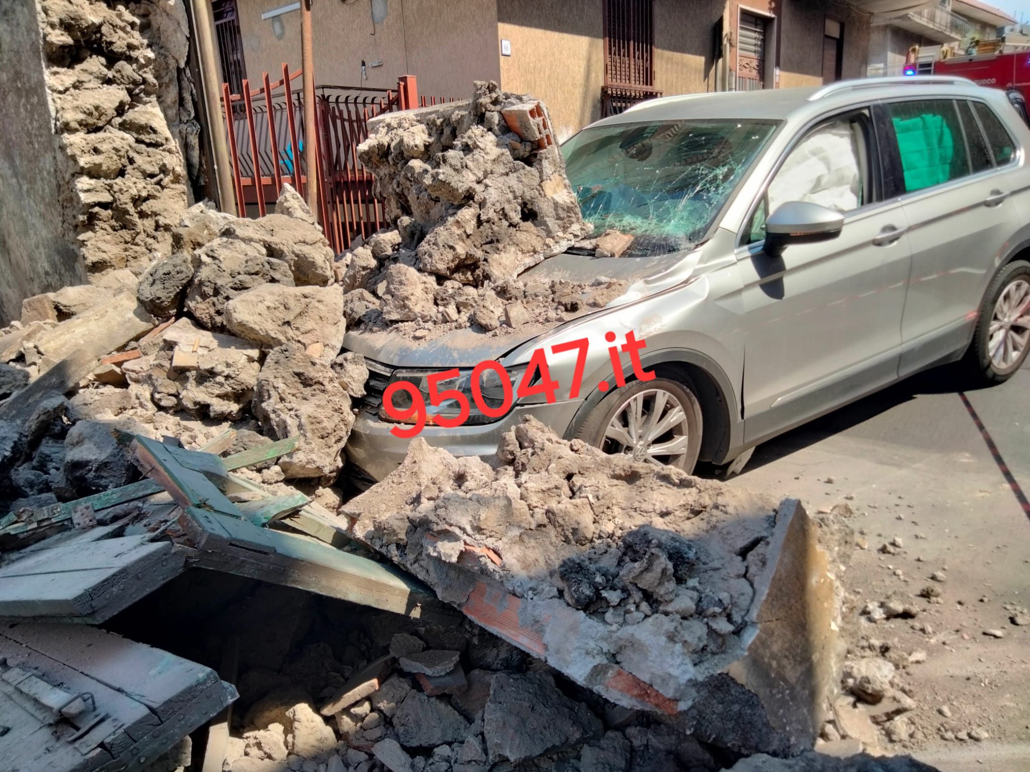 GRAVE INCIDENTE AD ACICATENA: AUTO SI SCHIANTA CONTRO UN'ABITAZIONE E ABBATTE UN MURO