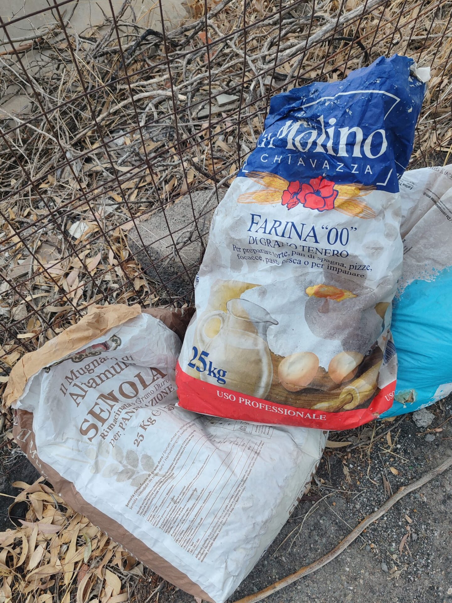 PATERNÒ. SEGNALAZIONE DEI NOSTRI LETTORI: PANETTIERE ABBANDONA IMPASTO E CENERE AI MARGINI DELLA STRADA