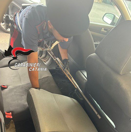 ADRANO. SPARA COLPI DI PISTOLA PER INTIMORIRE, NELLA SUA AUTO UNA CARABINA E ARMI BIANCHE: ARRESTATO