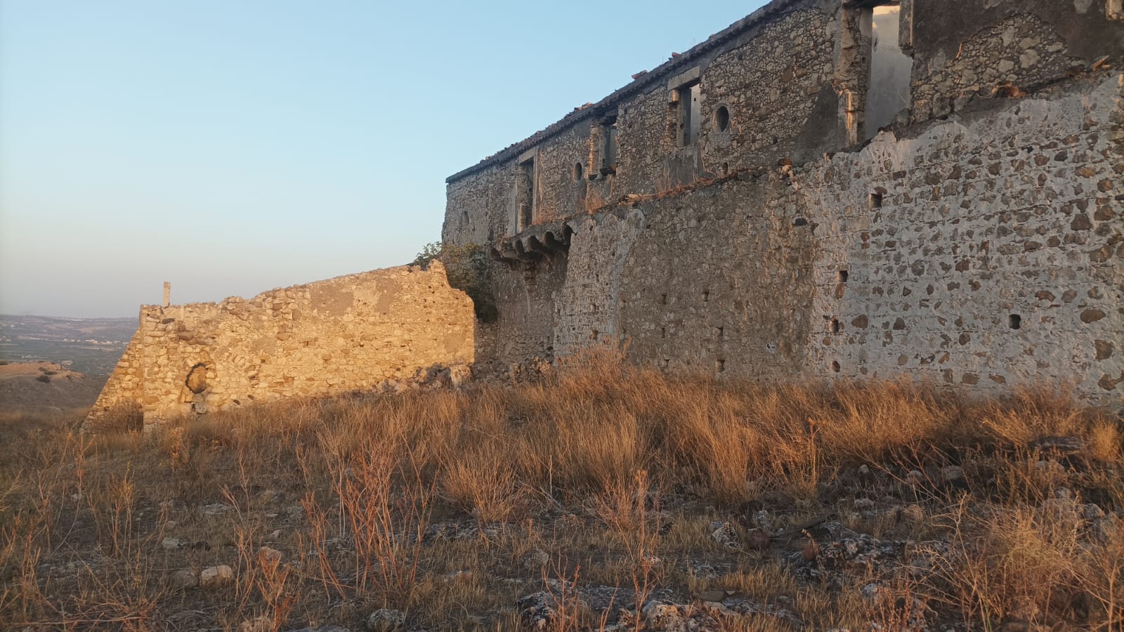 Visita al Castello di Poira: Tra Fascino Storico e Degrado