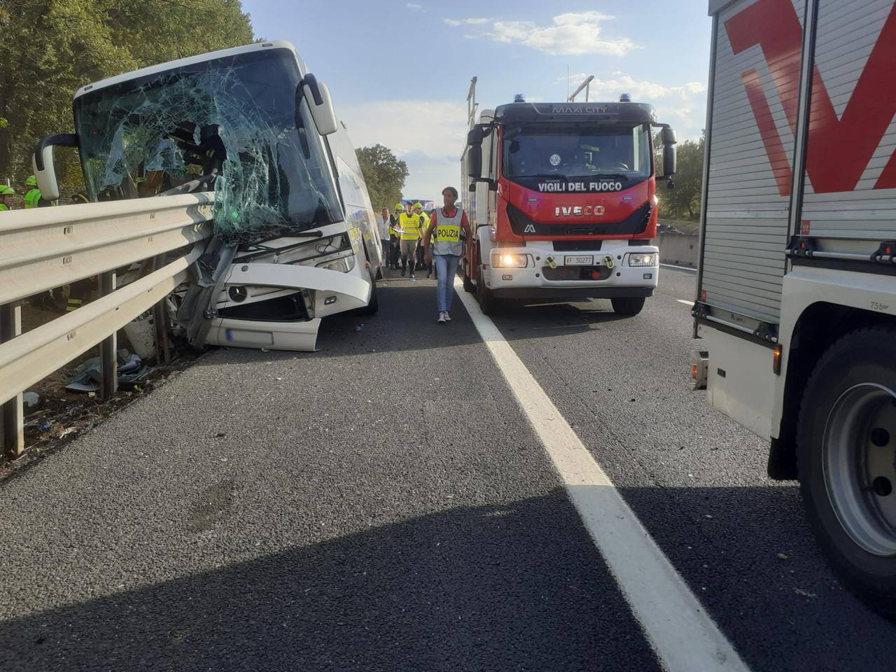 AREZZO. PULLMAN DI TURISTI CONTRO UN GUARDRAIL IN A1: UN MORTO E 15 FERITI. FOTO