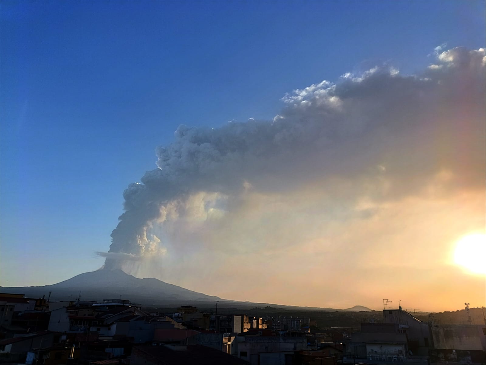FORTE ERUZIONE DELL'ETNA: PIOGGIA DI LAPILLI A ZAFFERANA, CENERE SULL'AUTOSTRADA A18