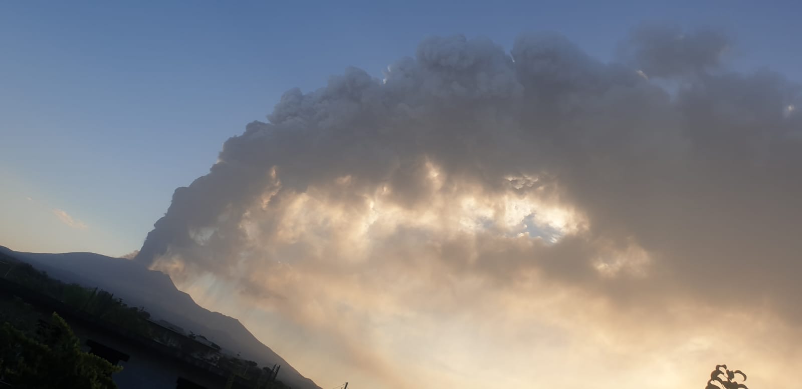 FORTE ERUZIONE DELL'ETNA: PIOGGIA DI LAPILLI A ZAFFERANA, CENERE SULL'AUTOSTRADA A18