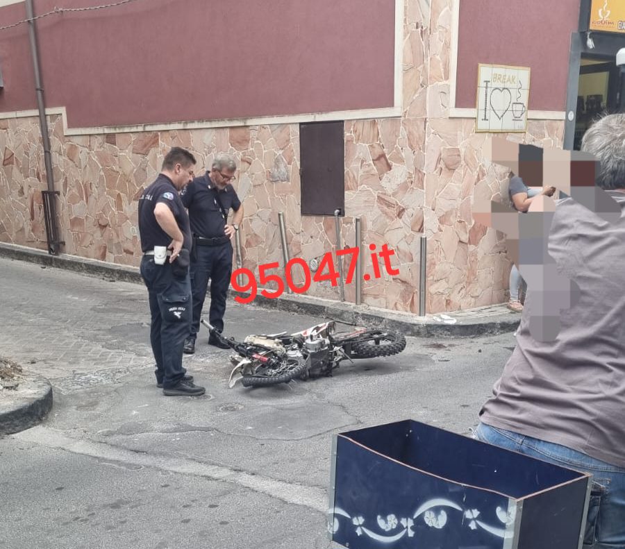 GRAVE INCIDENTE A PATERNÒ: SCONTRO TRA AUTO E SCOOTER, DUE MINORENNI FERITI
