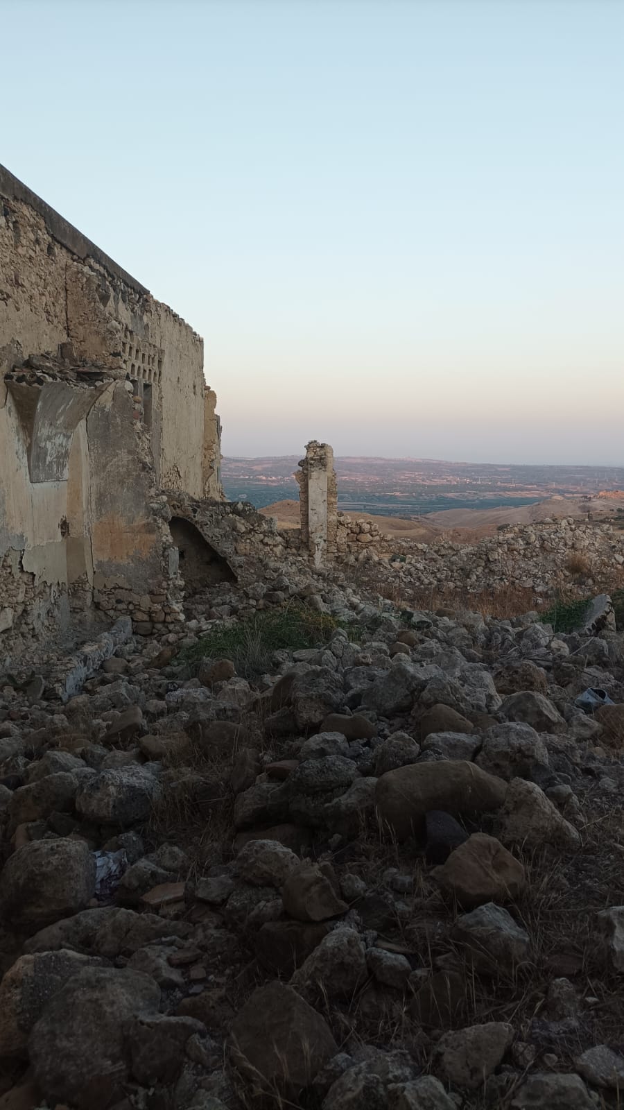 Visita al Castello di Poira: Tra Fascino Storico e Degrado