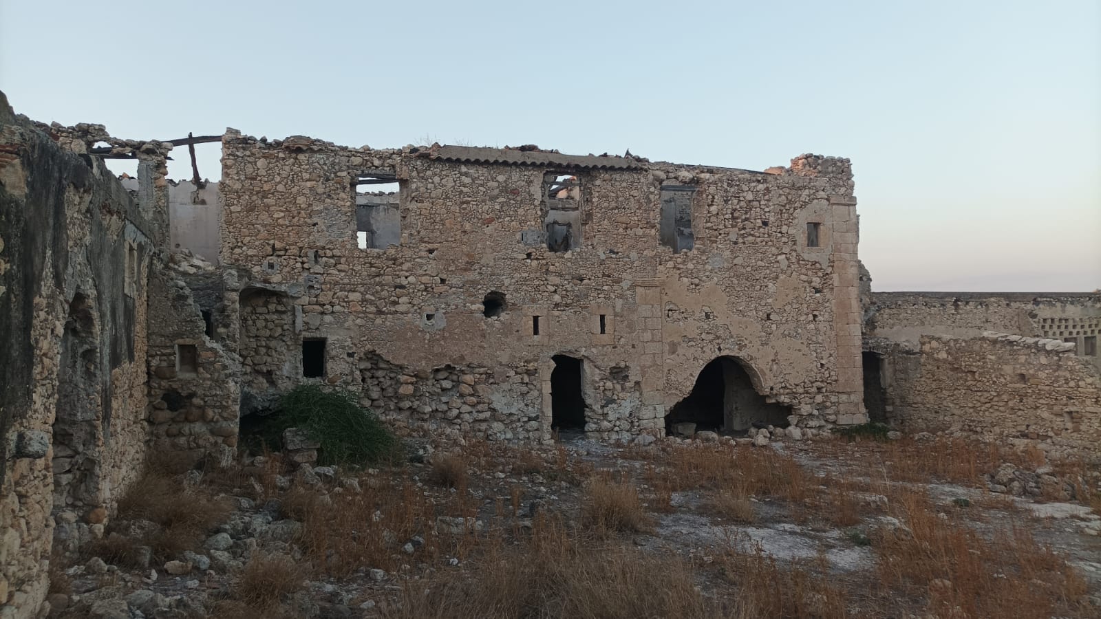 Visita al Castello di Poira: Tra Fascino Storico e Degrado