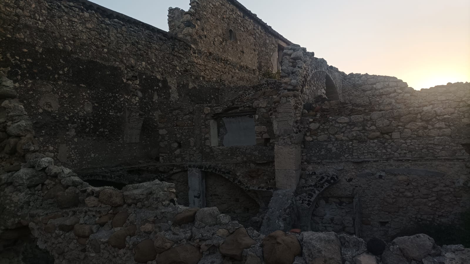 Visita al Castello di Poira: Tra Fascino Storico e Degrado