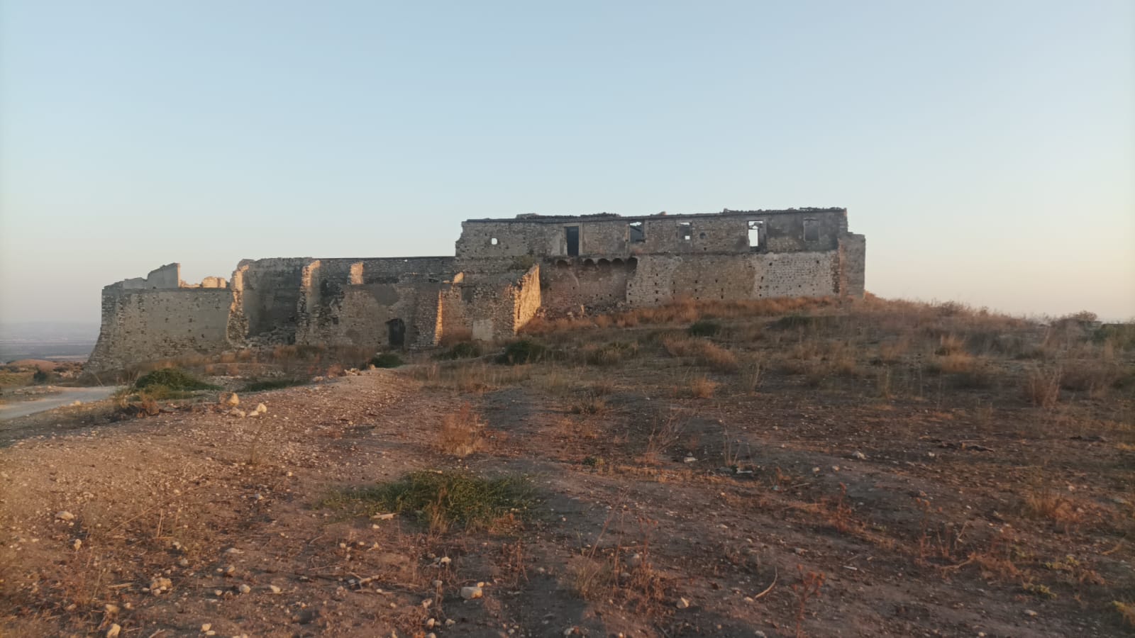 Visita al Castello di Poira: Tra Fascino Storico e Degrado
