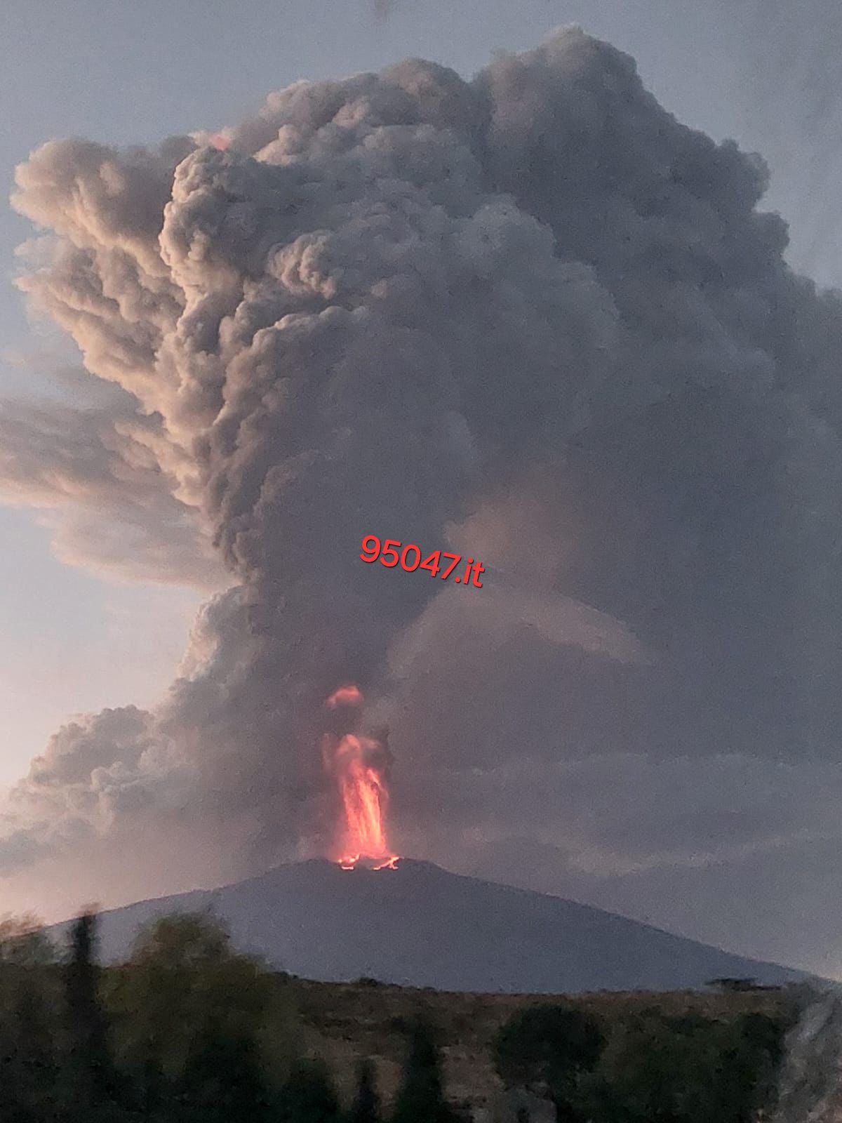 CONCLUSA LA FASE PAROSSISTICA DELL'ETNA: TREMORE VULCANICO SU LIVELLI MEDI, GRAVI DISAGI PER LA CENERE