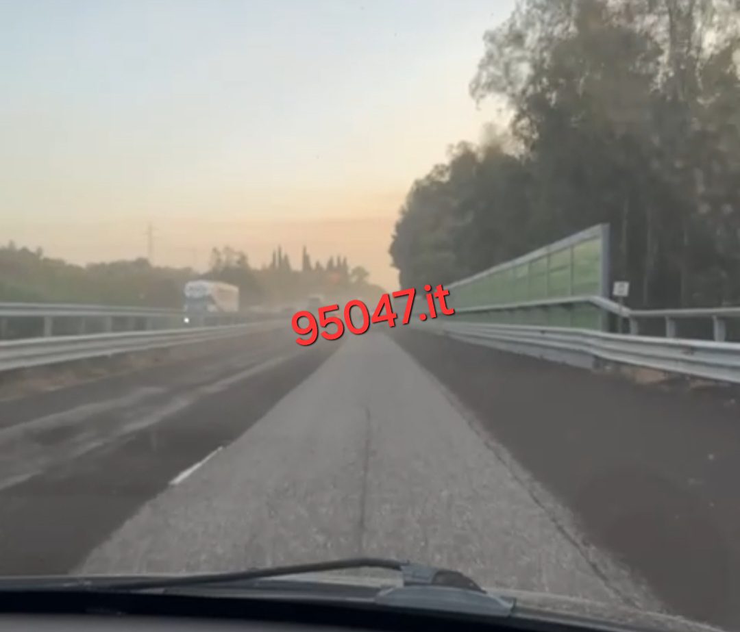 FORTE ERUZIONE DELL'ETNA: PIOGGIA DI LAPILLI A ZAFFERANA, CENERE SULL'AUTOSTRADA A18