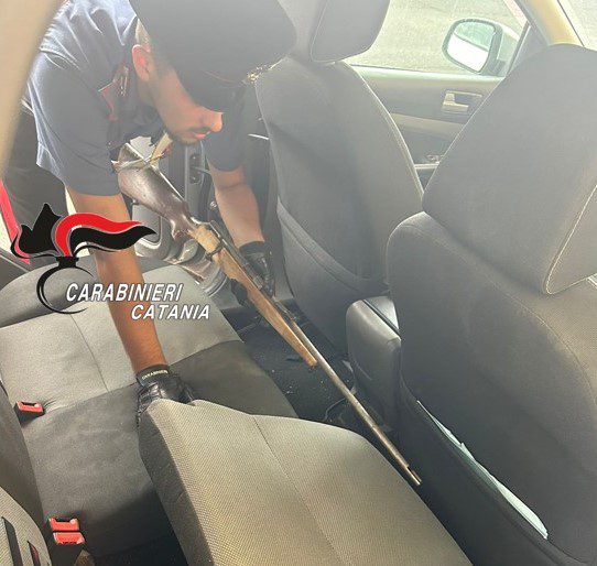 ADRANO. SPARA COLPI DI PISTOLA PER INTIMORIRE, NELLA SUA AUTO UNA CARABINA E ARMI BIANCHE: ARRESTATO