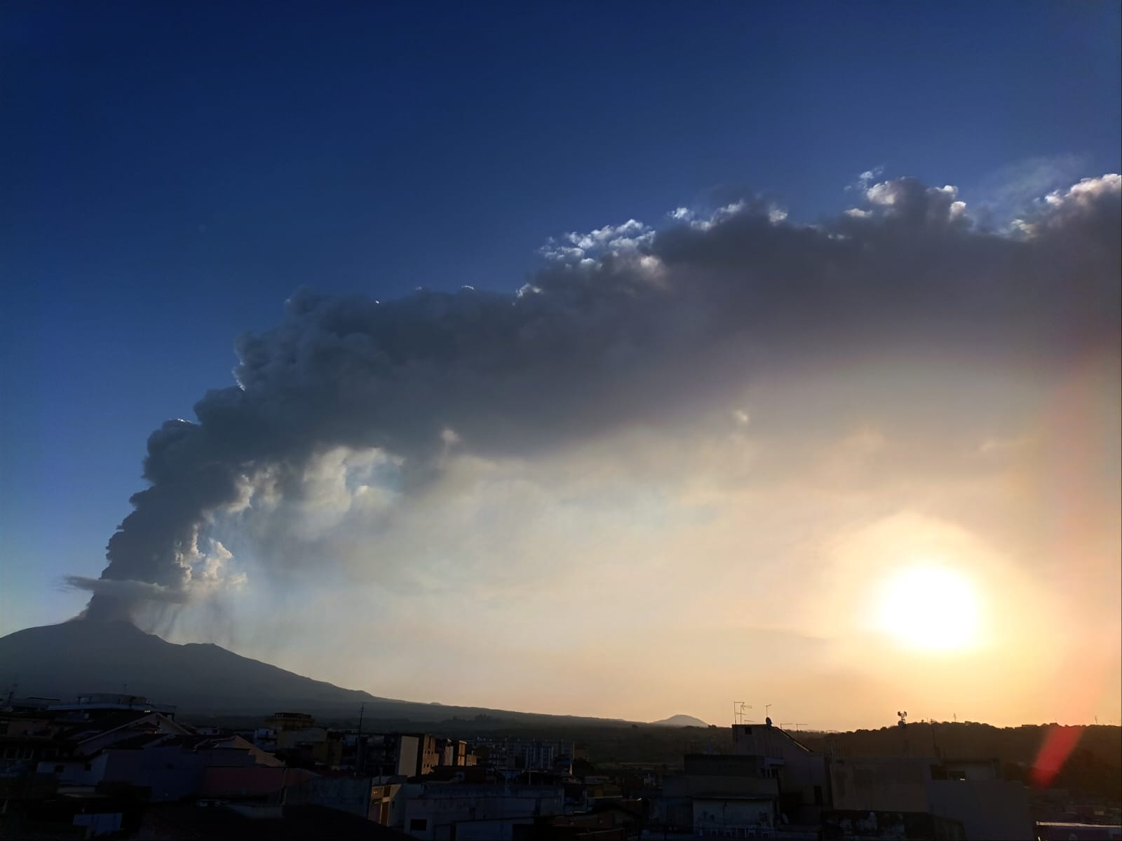 FORTE ERUZIONE DELL'ETNA: PIOGGIA DI LAPILLI A ZAFFERANA, CENERE SULL'AUTOSTRADA A18