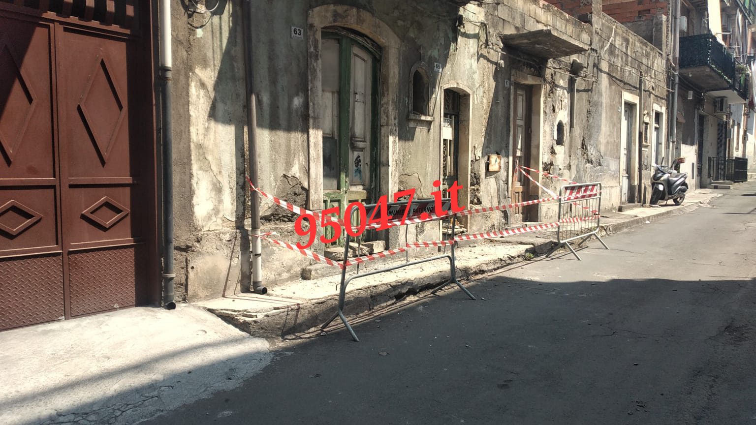 CROLLO DI UN BALLATOIO IN UNA CASA ABBANDONATA A PATERNÒ: PAURA MA NESSUN FERITO