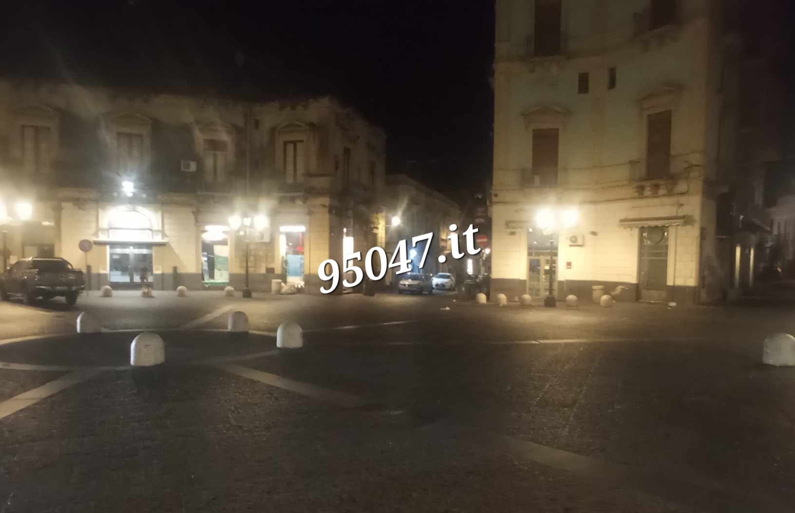 PATERNÒ. VANDALISMO NOTTURNO AI "4 CANTI": PANETTONE DI CEMENTO IN MEZZO ALLA STRADA
